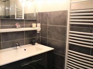 ein Bad mit einem Waschbecken und einem Spiegel in der Unterkunft Appartement Vars, 1 pièce, 4 personnes - FR-1-330B-99 in Vars