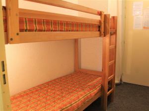 Tempat tidur susun dalam kamar di Appartement Vars, 1 pièce, 4 personnes - FR-1-330B-104