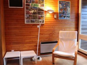 een vloerlamp en een stoel in een kamer bij Appartement Vars, 1 pièce, 4 personnes - FR-1-330B-115 in Vars
