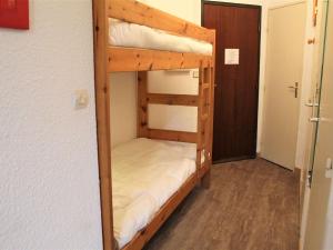 เตียงสองชั้นในห้องที่ Appartement Vars, 1 pièce, 4 personnes - FR-1-330B-140