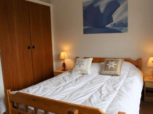 a bedroom with a bed with two pillows on it at Appartement Vars, 3 pièces, 8 personnes - FR-1-330B-141 in Vars