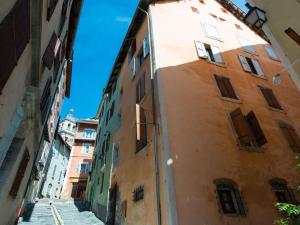 eine Gasse in einer Altstadt mit einem Gebäude in der Unterkunft Charmant T3 rénové au cœur de Briançon – Idéal pour 4, bien équipé, proche bus et parking - FR-1-330C-102 in Briançon