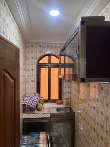 a small kitchen with a sink and a microwave at Ouedraogo Property Management in Ouagadougou