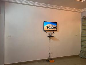 a flat screen tv on a wall in a room at Ouedraogo Property Management in Ouagadougou