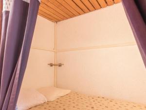 Postel nebo postele na pokoji v ubytování Studio chaleureux avec balcon à Serre-Chevalier, parking et casier à ski – 4 personnes - FR-1-330E-3
