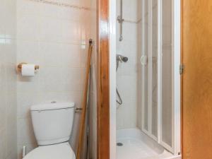 Koupelna v ubytování Studio chaleureux avec balcon à Serre-Chevalier, parking et casier à ski – 4 personnes - FR-1-330E-3 + 6 fotografií