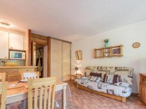 Posezení v ubytování Studio chaleureux avec balcon à Serre-Chevalier, parking et casier à ski – 4 personnes - FR-1-330E-3