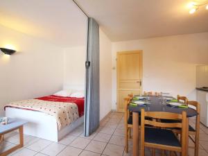 1 dormitorio con 1 cama, mesa y sillas en Appartement Briançon, 2 pièces, 4 personnes - FR-1-330C-5, en Briançon