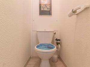 a toilet with a blue seat in a bathroom at Appartement Briançon, 2 pièces, 4 personnes - FR-1-330C-100 in Briançon