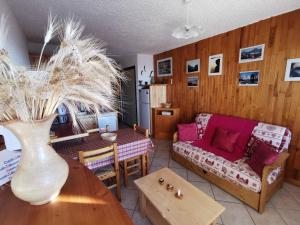 Ruang duduk di Studio Montagne 4 Pers. avec Balcon à Saint-Michel-de-Chaillol - FR-1-393-142