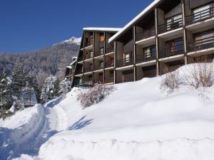 einen schneebedeckten Hügel vor einem Gebäude in der Unterkunft Studio Saint-Michel-de-Chaillol, 1 pièce, 4 personnes - FR-1-393-142 in Saint-Michel-de-Chaillol