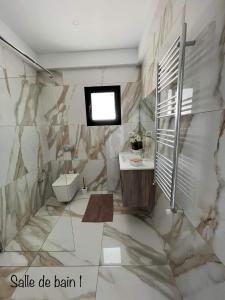 ein Bad mit einem WC und einem Waschbecken in der Unterkunft Villa Dar lynoute in Taguermess