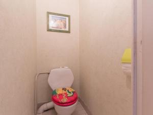 ein Badezimmer mit einem WC und einem farbenfrohen Sitz in der Unterkunft Appartement Saint-Chaffrey , 2 pièces, 5 personnes - FR-1-330E-2 in Saint-Chaffrey