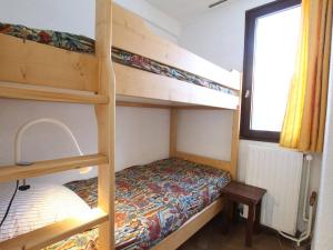 1 Schlafzimmer mit 2 Etagenbetten und einem Fenster in der Unterkunft Appartement Saint-Chaffrey , 2 pièces, 5 personnes - FR-1-330E-2 in Saint-Chaffrey