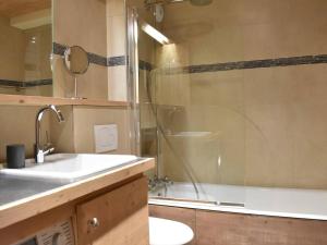Et badeværelse på Appartement Montagne 4 Pièces, 6 Pers, Parking, Tennis, Près Pistes - Méribel - FR-1-180-394 + 22 billeder