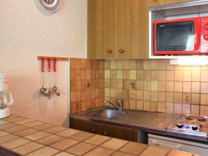 A kitchen or kitchenette at Appartement Vars, 1 pièce, 4 personnes - FR-1-330B-85