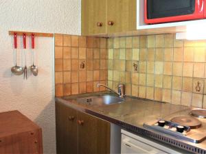 Virtuvė arba virtuvėlė apgyvendinimo įstaigoje Appartement Vars, 1 pièce, 4 personnes - FR-1-330B-85