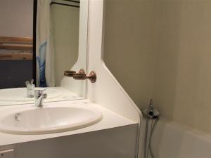 La salle de bains est pourvue d'un lavabo et d'un miroir. dans l'établissement Appartement Vars, 1 pièce, 4 personnes - FR-1-330B-85, à Vars