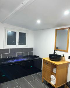 Fotografia z galérie ubytovania L'Oranger - Magnifique Studio Indépendant Sur Mougins avec Jacuzzi Privé - Parking - Climatisation v destinácii Mougins + 10 fotografií