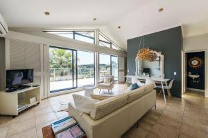 Gallery image of Villa Blanc 1 - Waiheke Escapes in Palm Beach