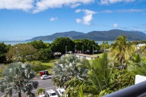 Cairns Luxury Waterview Apartment في كيرنز: اطلالة على موقف للسيارات مع النخيل