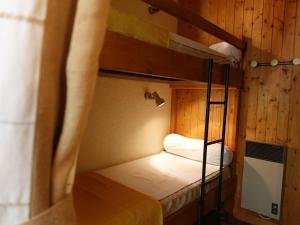 una camera con 2 letti a castello in una cabina di Appartement Arêches-Beaufort, 3 pièces, 6 personnes - FR-1-342-195 ad Arêches