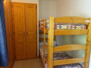 a bunk bed room with two bunk beds at Appartement calme 4 pers, pied des pistes avec parking - FR-1-342-160 in Arêches +2 photos