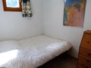 Ce lit se trouve dans un dortoir orné d'une peinture murale. dans l'établissement Appartement Arêches-Beaufort, 2 pièces, 4 personnes - FR-1-342-173, à Arêches