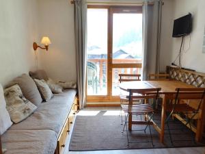 Χώρος καθιστικού στο Appartement cosy pour 4, au cœur du village, proche des pistes et avec piscine estivale - FR-1-342-173