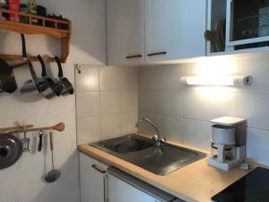 - une cuisine avec un évier et un comptoir dans l'établissement Appartement Arêches-Beaufort, 2 pièces, 4 personnes - FR-1-342-173, à Arêches