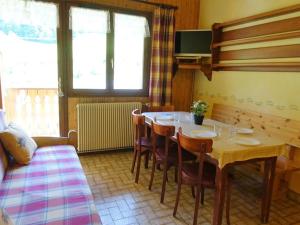 TV a/nebo společenská místnost v ubytování Appartement 7 personnes au pied des pistes avec parking à Arêches-Beaufort - FR-1-342-199