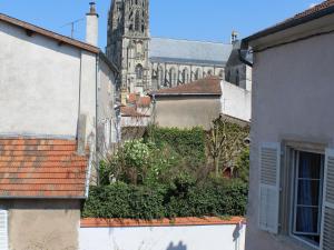 uma vista para uma catedral a partir dos telhados dos edifícios em Gîte Toul, 5 pièces, 9 personnes - FR-1-584-114 em Toul