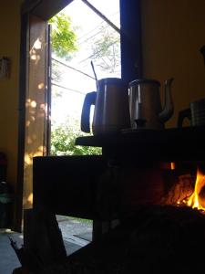 グアラレマにあるRecanto Cheio de Cheiroの暖炉の上に座る鍋
