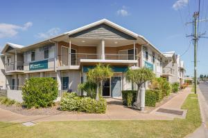 un edificio de apartamentos con plantas delante en Rockhampton Serviced Apartments, en Rockhampton