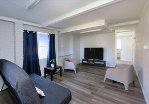 Μια τηλεόραση ή/και κέντρο ψυχαγωγίας στο 64 Bathurst Street