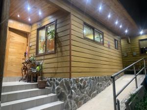 une maison avec des murs en bois, des escaliers et des fenêtres dans l'établissement Cabañas La Chasconita, à Constitución