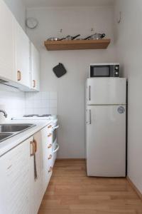 A cozinha ou kitchenette de Kodikas huoneisto Helsingin keskustassa