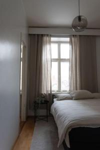 Uma cama ou camas num quarto em Kodikas huoneisto Helsingin keskustassa