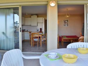 eine Küche und ein Esszimmer mit einem Tisch und Stühlen in der Unterkunft Appartement Le Lavandou, 3 pièces, 5 personnes - FR-1-251-316 in Le Lavandou