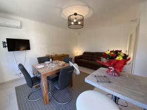 - un salon avec une table et un canapé dans l'établissement Appartement Fréjus, 1 pièce, 2 personnes - FR-1-226A-69, à Fréjus