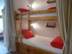 - une chambre avec 2 lits superposés et des oreillers rouges dans l'établissement Studio Arêches-Beaufort, 1 pièce, 4 personnes - FR-1-342-148, à Beaufort