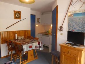 une petite cuisine avec une table et une télévision dans l'établissement Appartement Arêches-Beaufort, 2 pièces, 4 personnes - FR-1-342-139, à Arêches