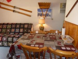 uma sala de jantar com uma mesa e cadeiras e um sofá em Appartement Arêches-Beaufort, 2 pièces, 4 personnes - FR-1-342-139 em Arêches