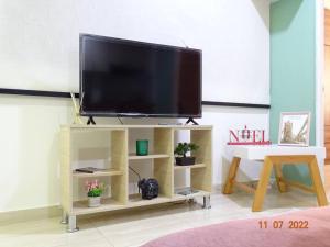a flat screen tv on a stand in a living room at Acogedor apartamento en Fusagasugá in Fusagasuga