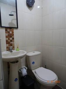 a bathroom with a toilet and a sink at Acogedor apartamento en Fusagasugá in Fusagasuga