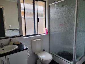 Busselton Broadwater Holiday Home tesisinde bir banyo