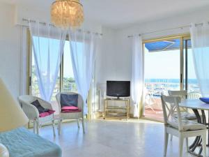 a living room with a television and a table and chairs at Appartement Le Lavandou, 2 pièces, 4 personnes - FR-1-251-287 in Le Lavandou