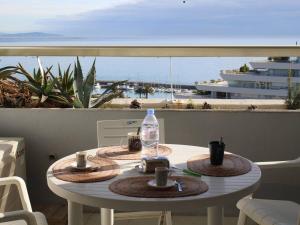 A balcony or terrace at Appartement Villeneuve-Loubet, 1 pièce, 2 personnes - FR-1-252A-19