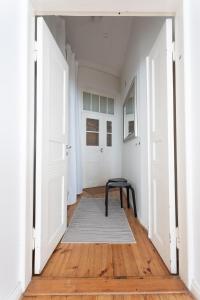 un couloir aux murs blancs et une table au milieu dans l'établissement Idyllinen valoisa huoneisto Ullanlinnassa., à Helsinki