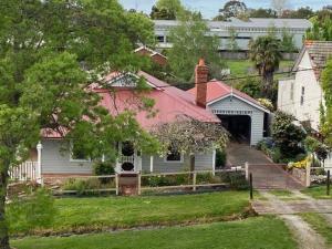 una casa con tetto rosso e garage di Glendale Cottage a Daylesford